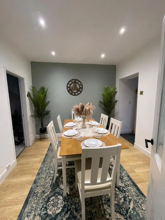 Modern Spacious 5 Bed House In Newcastle 0*, Newcastle upon Tyne